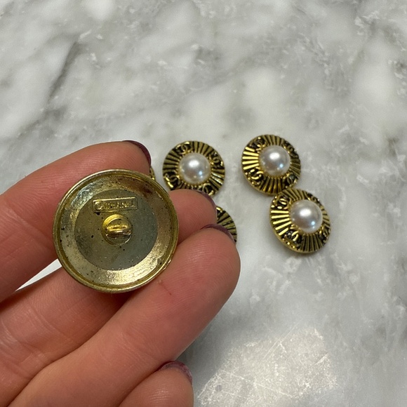 6 Chanel buttons - Picture 4 of 4